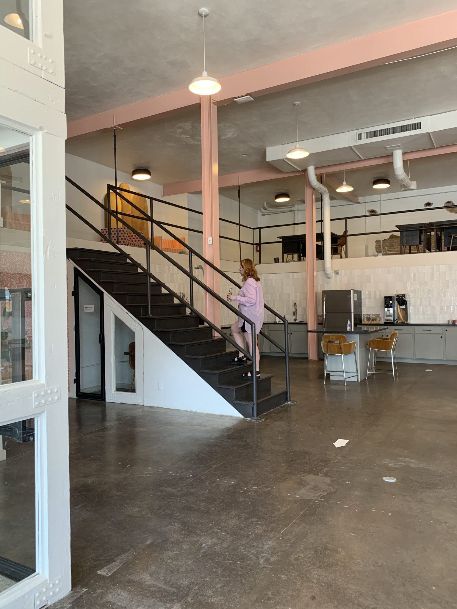 Two levels of open-air workspace
